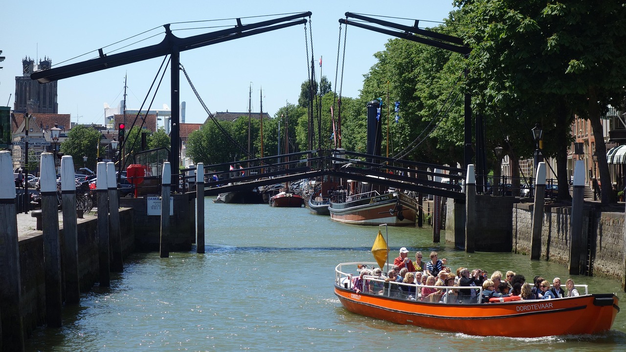 Kenmerkende brug en rondvaartboot in Dordrecht – lokale sfeerbeeld gebruikt voor webdesign Dordrecht