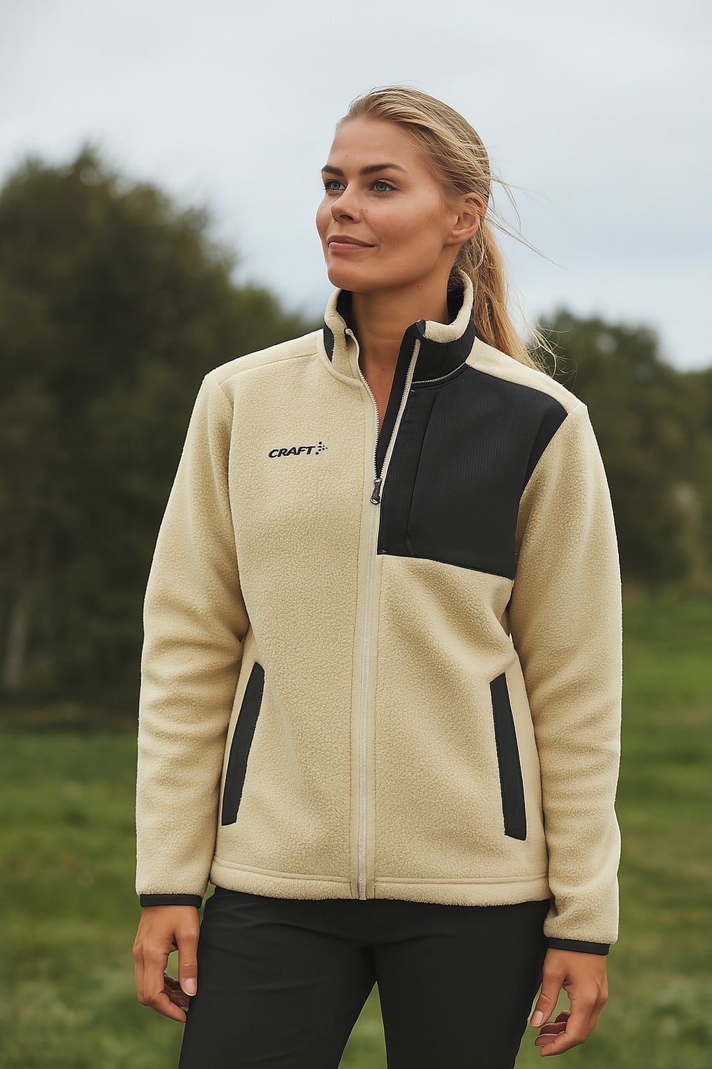 Vrouw in beige jas buiten in de natuur – visuele weergave van bedrijfskleding ontworpen voor WordPress onderhoud Voorhout