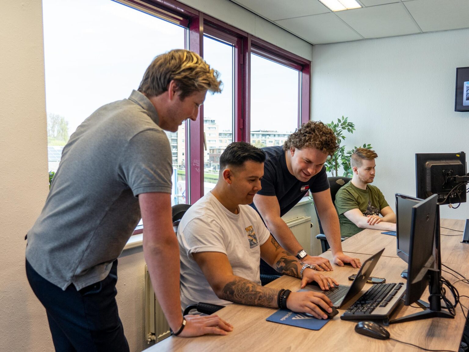 Creatief team van AtSea werkt samen aan een project voor Logo & huisstijl ontwerp Oegstgeest.