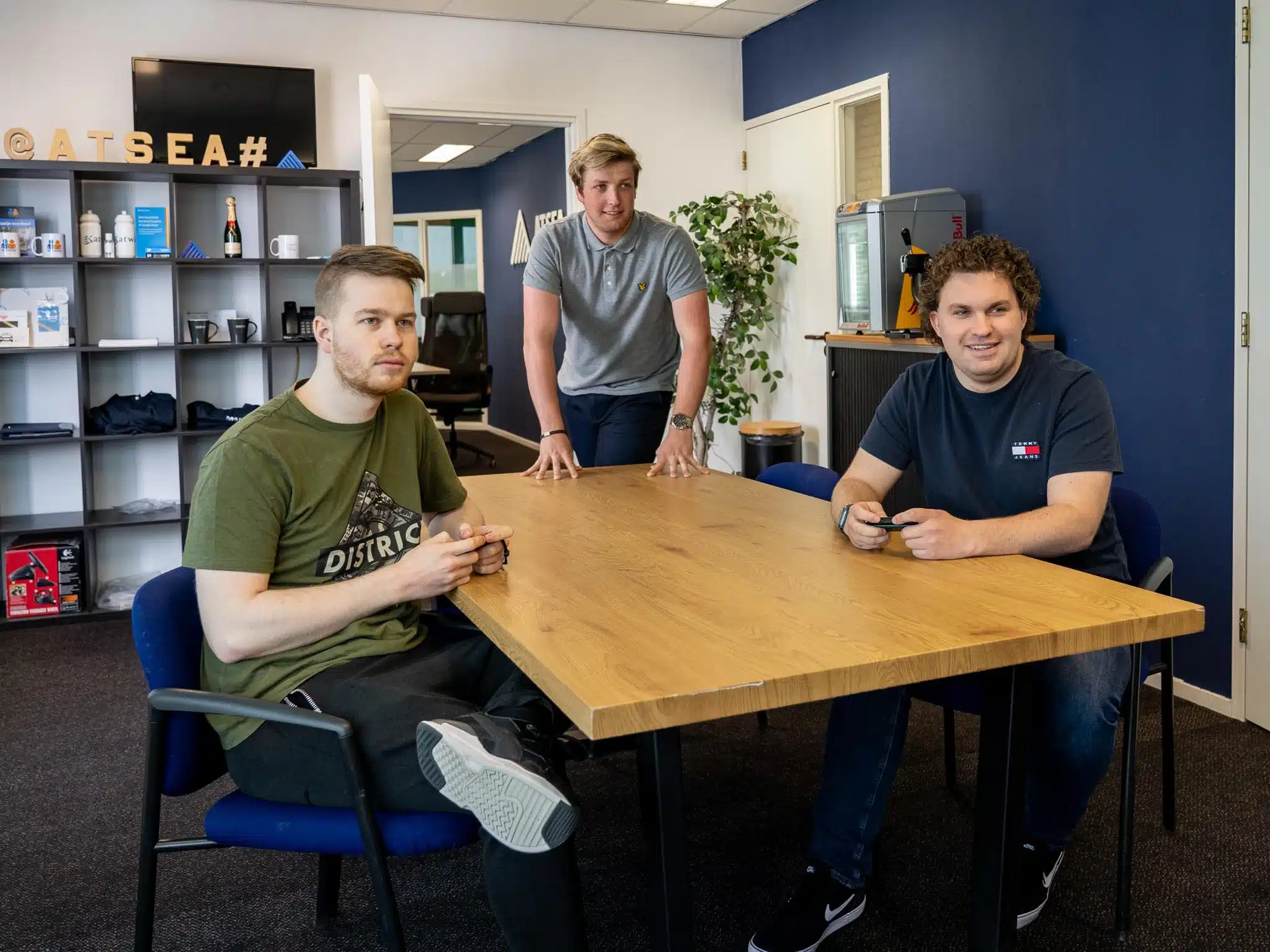 Teamoverleg bij AtSea Media – samenwerken aan WordPress onderhoud Katwijk.