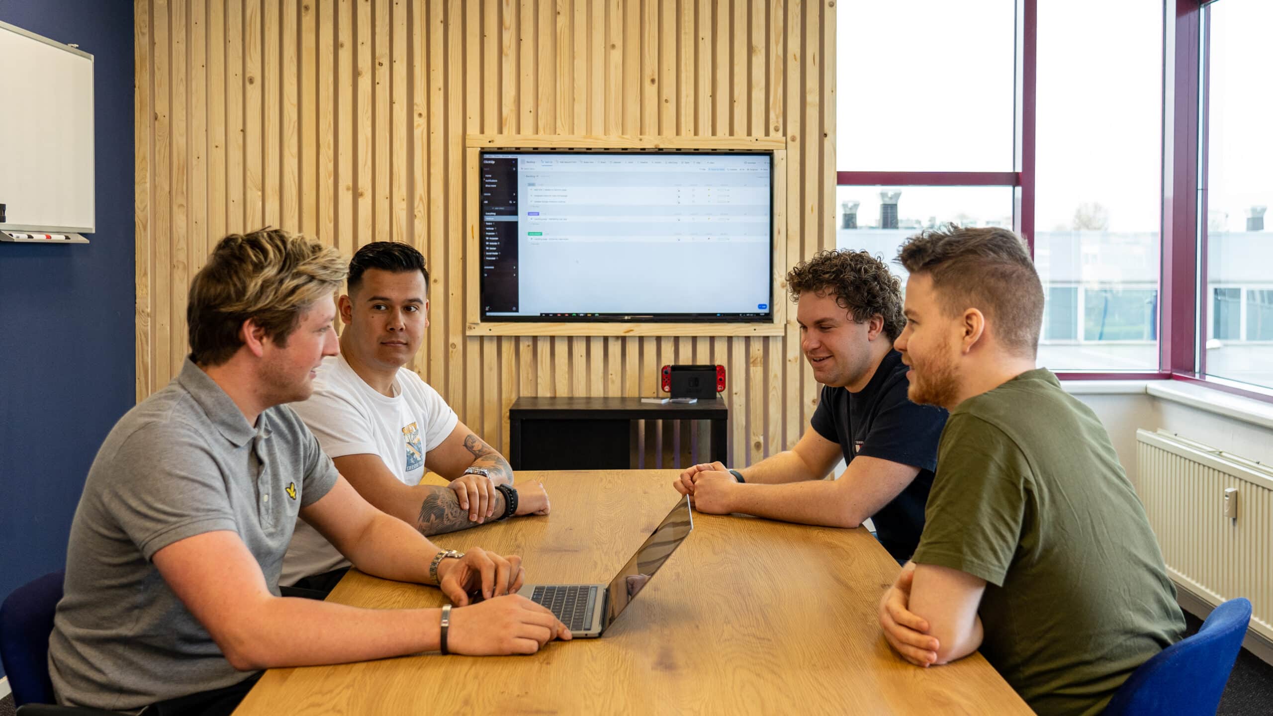 Teamoverleg bij AtSea over WordPress onderhoud in de Katwijk – strategie en planning voor websites.