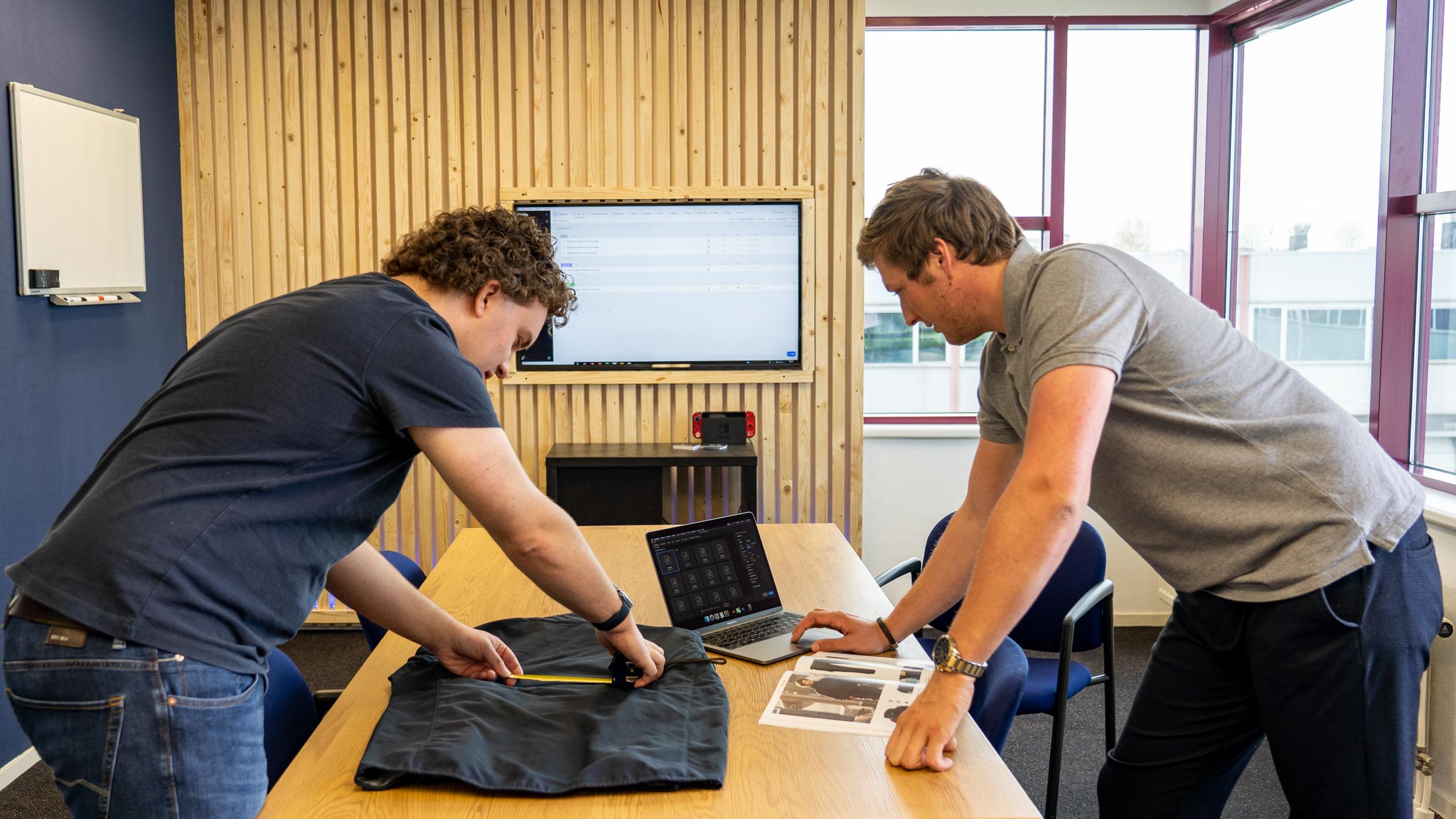 Voorbereiding van een presentatie binnen een traject voor Logo & huisstijl ontwerp Noordwijk.