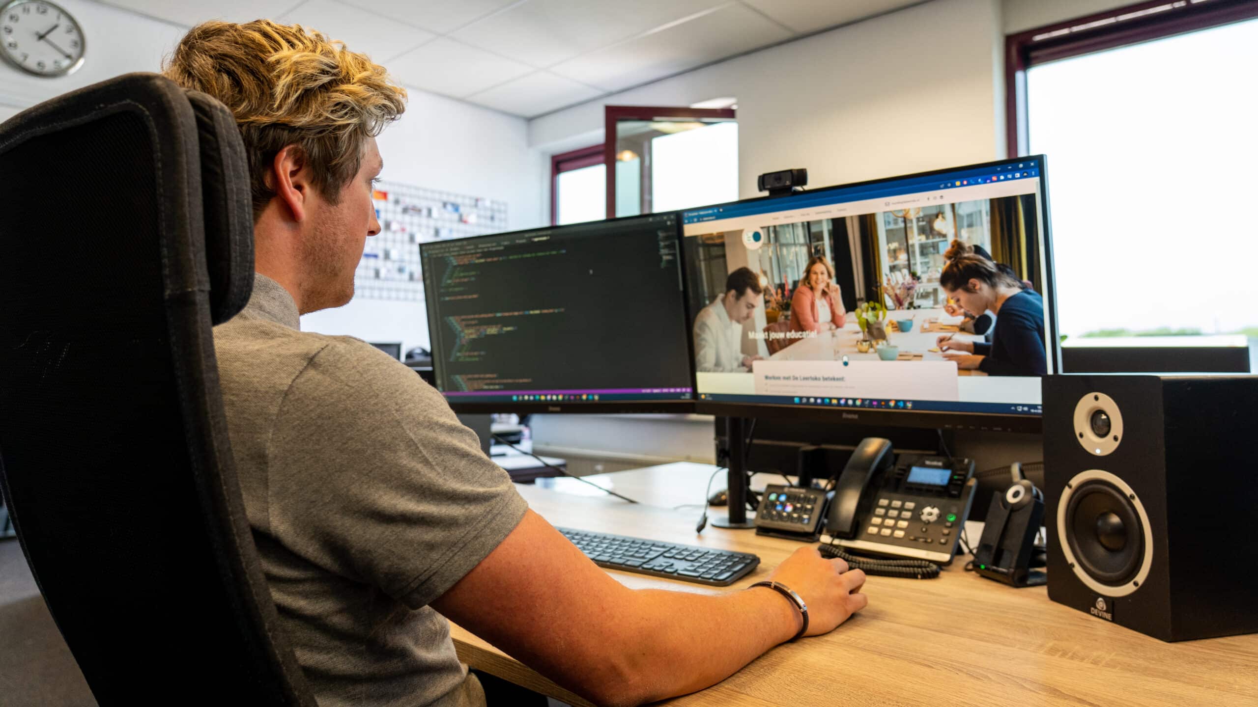 Man werkt op computer – voorbeeld van professioneel WordPress onderhoud in Katwijk.